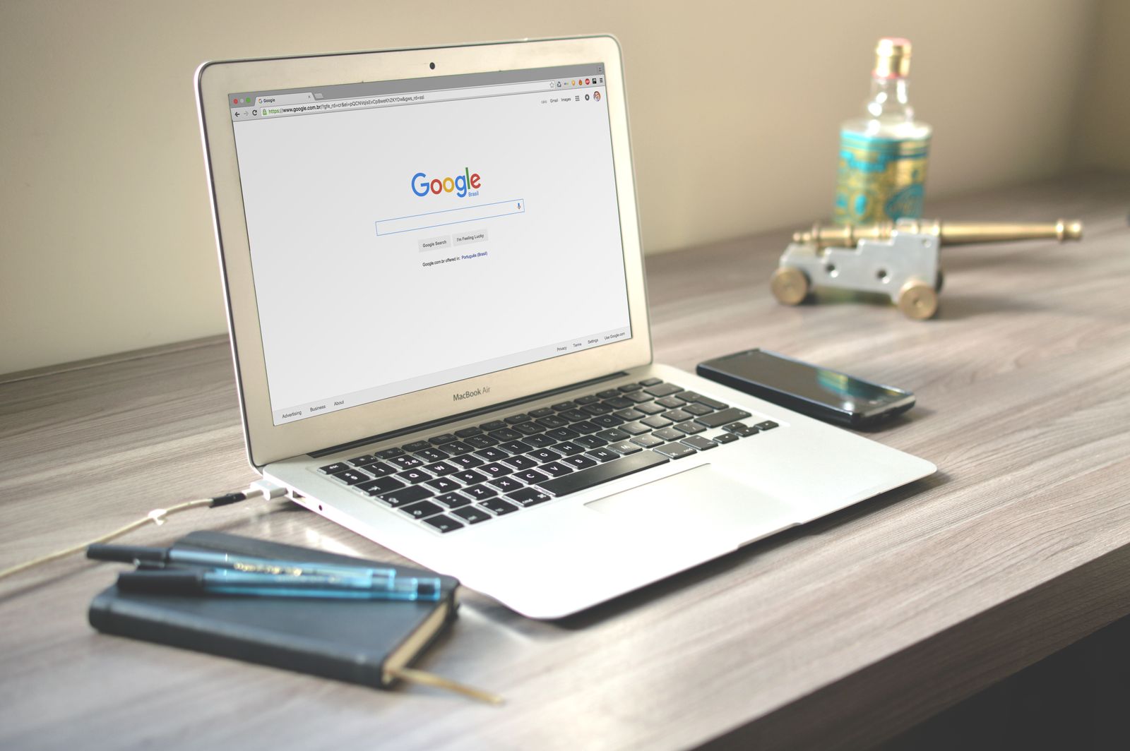 ウッドデスクの上でGoogleの画面を開いたノートパソコン